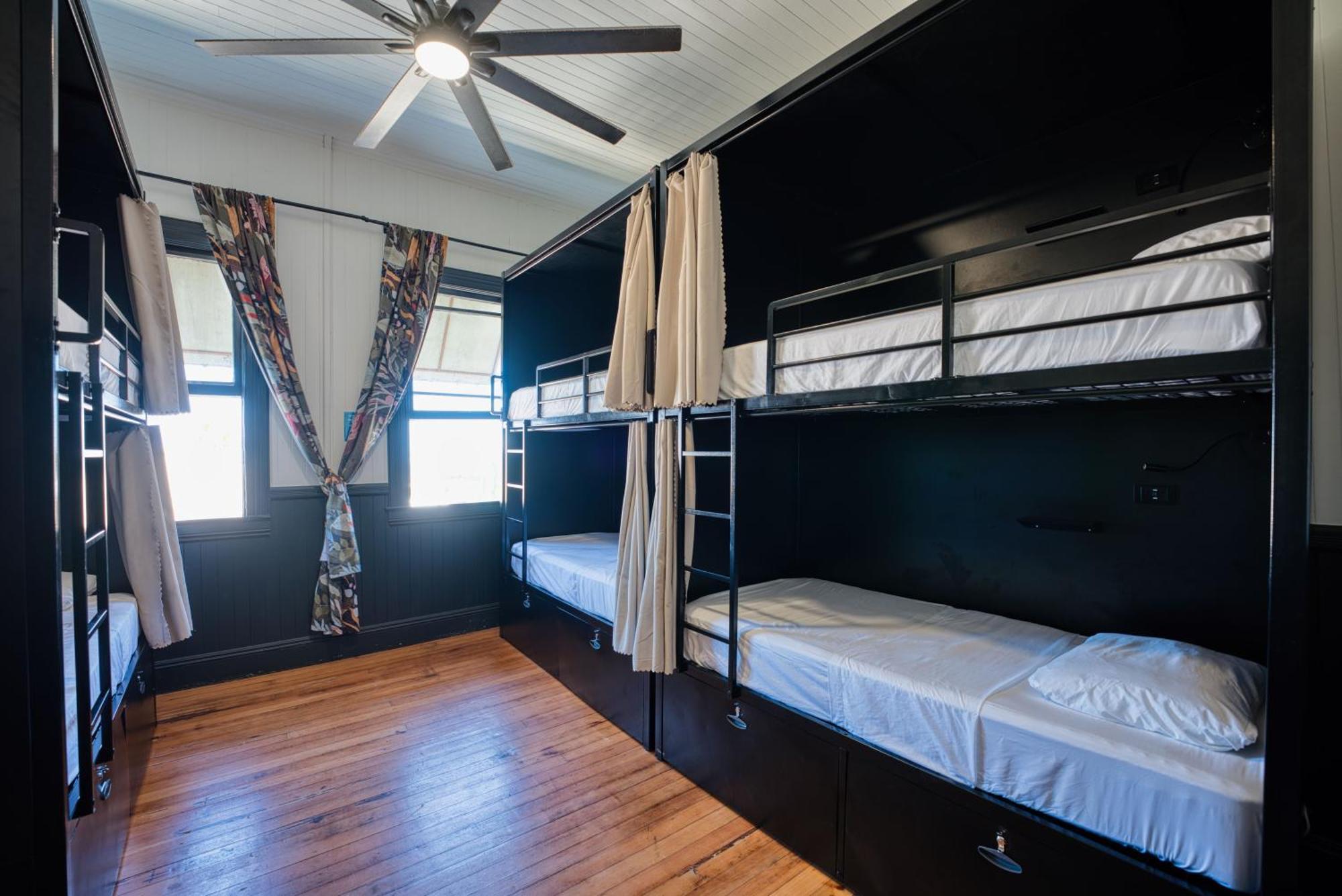 Howzit Hostels Hawaii Hilo Exterior photo